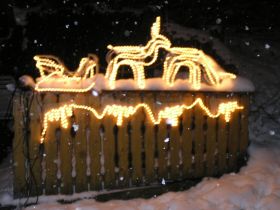 Schlitten und Rentiere im Schnee.jpg
